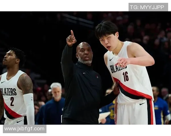 勇士与开拓者首节激战精彩回顾双方球员表现引人瞩目